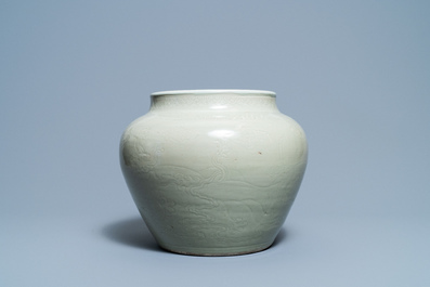 Een bolle Chinese monochrome celadon 'draken' vaas, Kangxi