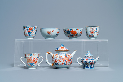 Une collection d'objets &agrave; th&eacute; en porcelaine de Chine en bleu et blanc, rouge de fer et dor&eacute;, Kangxi et apr&egrave;s