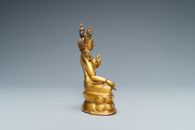 Een Sino-Tibetaanse met koraal en turkoois ingelegde vergulde bronzen figuur van Tara, 18e eeuw
