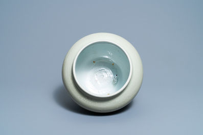 Een bolle Chinese monochrome celadon 'draken' vaas, Kangxi