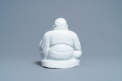 Une figure de Bouddha en porcelaine blanc de Chine de Dehua, Kangxi