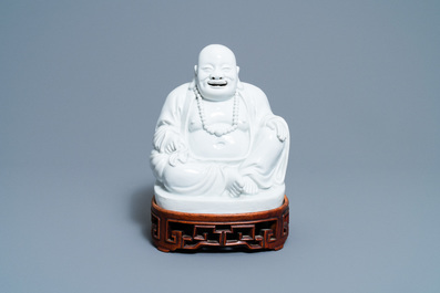 Een Chinese Dehua blanc de Chine figuur van Boeddha, Kangxi