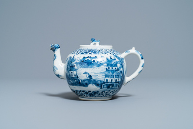 Een Chinese blauw-witte theepot met figuren in een landschap, 19e eeuw