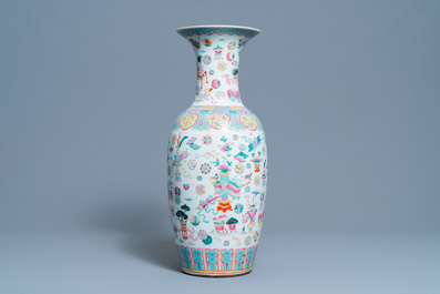 Un vase en porcelaine de Chine famille rose &agrave; d&eacute;cor d'antiquit&eacute;s, 19&egrave;me