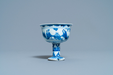 Un bol sur piedouche en porcelaine de Chine en bleu et blanc &agrave; d&eacute;cor de joueurs de go, &eacute;poque Transition