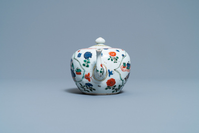 Une th&eacute;i&egrave;re en porcelaine de Chine famille verte &agrave; d&eacute;cor d'antiquit&eacute;s, Kangxi