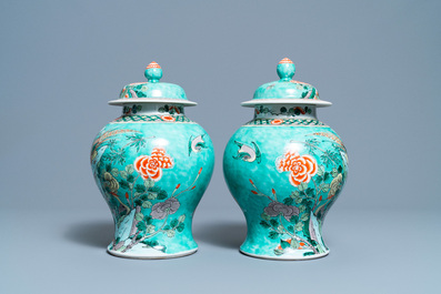 Une paire de vases couverts en porcelaine de Chine famille verte &agrave; fond turquoise, 19&egrave;me