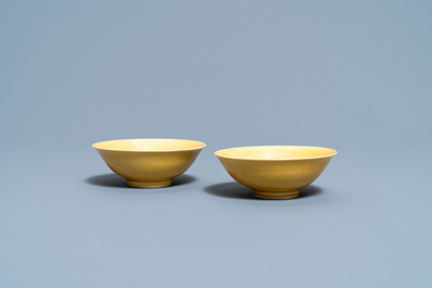 Een paar Chinese monochrome gele kommen, Jiajing merk en periode