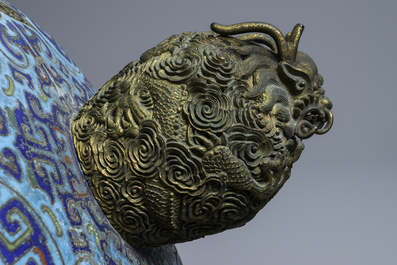 Een grote Chinese driepotige cloisonn&eacute; wierookbrander met deksel, Qianlong