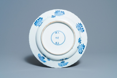 Six plats et assiettes en porcelaine de Chine en bleu et blanc, Kangxi et apr&egrave;s