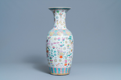 Un vase en porcelaine de Chine famille rose &agrave; d&eacute;cor d'antiquit&eacute;s, 19&egrave;me
