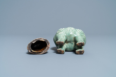 Un br&ucirc;le-parfum en forme de luduan en porcelaine de Chine c&eacute;ladon de Longquan monochrome, Ming
