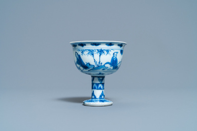 Un bol sur piedouche en porcelaine de Chine en bleu et blanc &agrave; d&eacute;cor de joueurs de go, &eacute;poque Transition