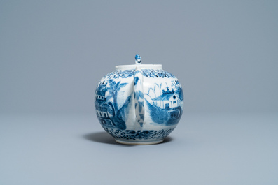 Een Chinese blauw-witte theepot met figuren in een landschap, 19e eeuw