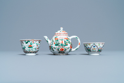 Une th&eacute;i&egrave;re, deux tasses et trois soucoupes en porcelaine de Chine famille verte, Kangxi