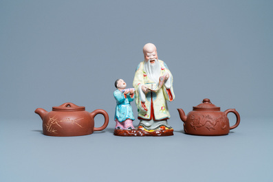Twee Chinese Yixing steengoed theepotten en een famille rose groep met Shou Lao, Kangxi en 20e eeuw