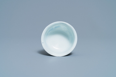 Un bol sur piedouche en porcelaine de Chine en bleu et blanc &agrave; d&eacute;cor de joueurs de go, &eacute;poque Transition