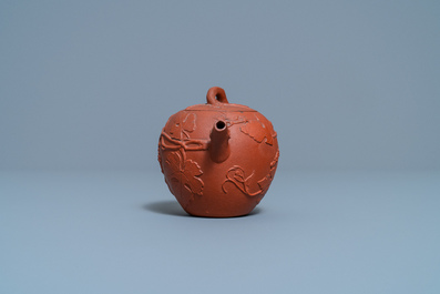 Een Chinese Yixing steengoed theepot met eekhoorns bij druivenranken, Kangxi