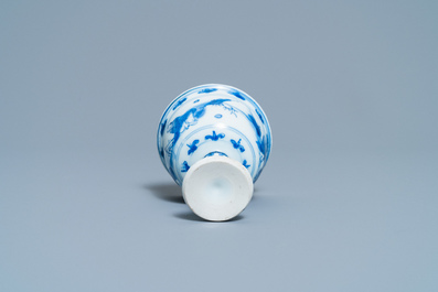 Un bol sur piedouche en porcelaine de Chine en bleu et blanc &agrave; d&eacute;cor de joueurs de go, &eacute;poque Transition