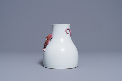 Un vase en porcelaine de Chine famille rose, marque de Yongzheng, 19/20&egrave;me