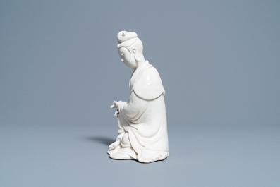 Een Chinese Dehua blanc de Chine figuur van Guanyin, Kangxi