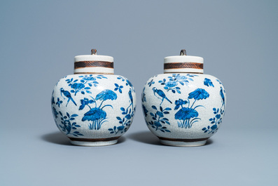 Een paar Chinese blauw-witte Nanking craquel&eacute; dekselpotten, 19e eeuw