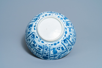 Een grote Chinese blauw-witte kraakporseleinen kom, Wanli