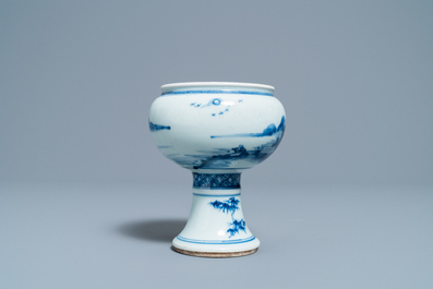 Un bol sur piedouche en porcelaine de Chine en bleu et blanc, Kangxi/Yongzheng