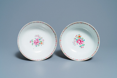 A pair of Chinese famille rose 'Mandarin' bowls, Qianlong