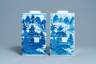 Een paar grote Chinese blauw-witte vierkante potten met landschappen, 19e eeuw