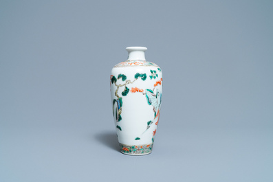 Un vase de forme 'meiping' en porcelaine de Chine famille verte, 19&egrave;me
