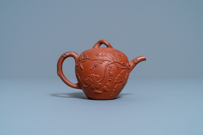 Een Chinese Yixing steengoed theepot met eekhoorns bij druivenranken, Kangxi