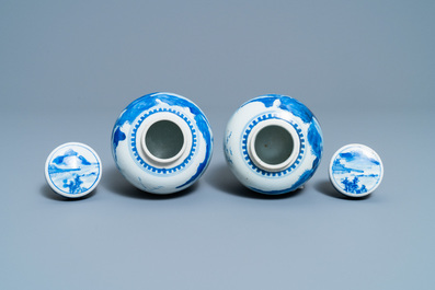 Une paire de pots couverts en porcelaine de Chine en bleu et blanc et une paire de vases famille rose, 19&egrave;me