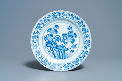 Zes Chinese blauw-witte borden en schotels, Kangxi en later
