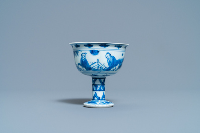 Un bol sur piedouche en porcelaine de Chine en bleu et blanc &agrave; d&eacute;cor de joueurs de go, &eacute;poque Transition