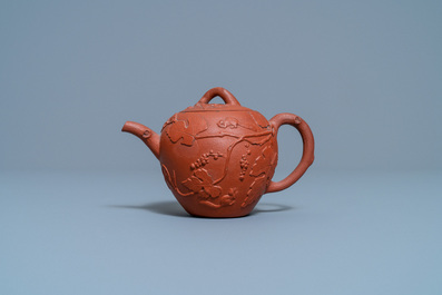 Een Chinese Yixing steengoed theepot met eekhoorns bij druivenranken, Kangxi