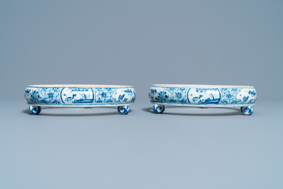Een paar zeldzame blauw-witte Delftse bordensteunen, 18e eeuw