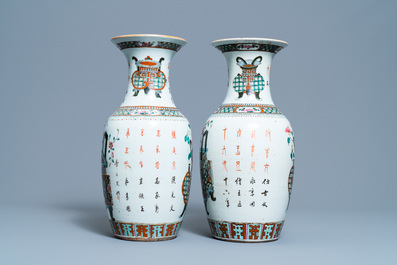 Une paire de pots couverts en porcelaine de Chine en bleu et blanc et une paire de vases famille rose, 19&egrave;me