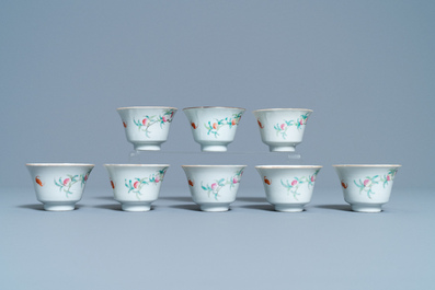 Huit bols en porcelaine de Chine famille rose &agrave; d&eacute;cor de neufs p&ecirc;ches, marque de Hui Tong Zhen Pin, 19/20&egrave;me