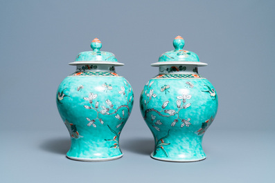 Une paire de vases couverts en porcelaine de Chine famille verte &agrave; fond turquoise, 19&egrave;me