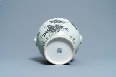 Een Chinese celadon-geglazuurde 'hu' vaas met bamboetakken, Qianlong merk, 20e eeuw