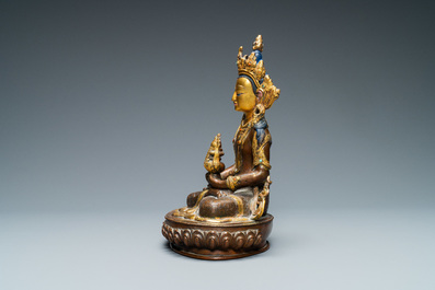 Een Nepalese met koraal en turkoois ingelegde deels vergulde koperen figuur van Boeddha, 19/20e eeuw