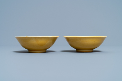 Une paire de bols en porcelaine de Chine jaune monochrome, marque et &eacute;poque de Jiajing