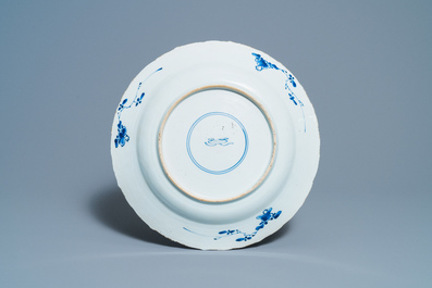 Een Chinese blauw-witte 'lotus' schotel en een famille verte schotel, Kangxi