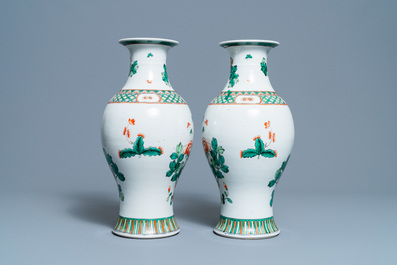 Une paire de vases en porcelaine de Chine famille verte &agrave; d&eacute;cor d'oiseaux, R&eacute;publique