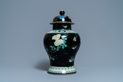 Un vase couvert en porcelaine de Chine famille noire, 19&egrave;me