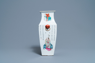 Un vase de forme carr&eacute;e en porcelaine de Chine famille rose &agrave; d&eacute;cor 'Wu Shuang Pu', 19&egrave;me