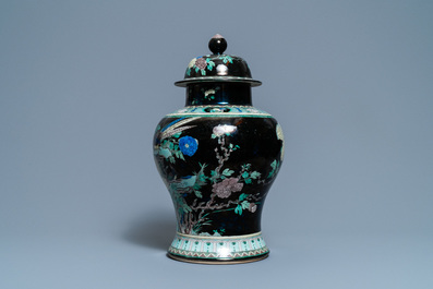 Un vase couvert en porcelaine de Chine famille noire, 19&egrave;me