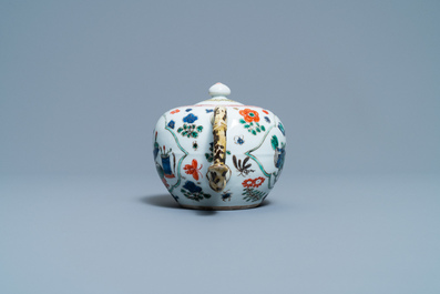 Une th&eacute;i&egrave;re en porcelaine de Chine famille verte &agrave; d&eacute;cor d'antiquit&eacute;s, Kangxi
