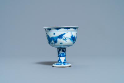 Un bol sur piedouche en porcelaine de Chine en bleu et blanc &agrave; d&eacute;cor de joueurs de go, &eacute;poque Transition
